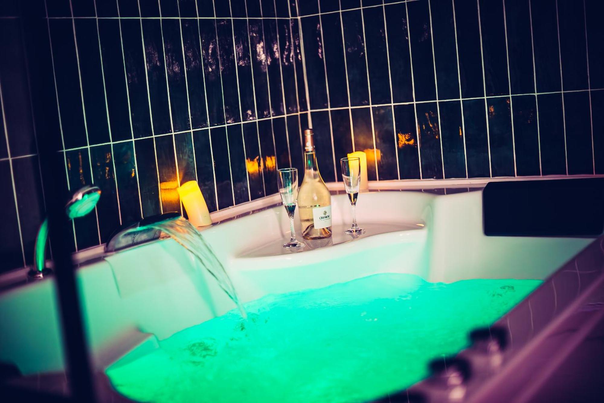 Love Room Du Mont D'Or - Baignoire Spa - Minibar Offert Marseille Exterior photo